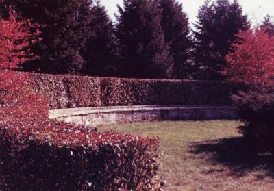 Stone seating wall, at Pinetum end of the Hedge Collection