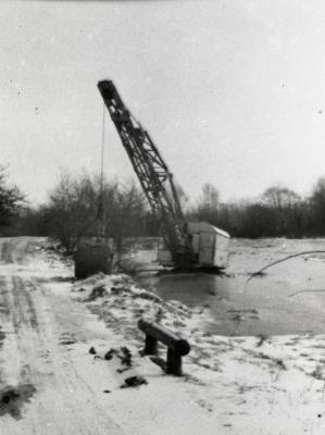 Lake Marmo Cleaning: Yackley dragline excavator frozen in for the winter